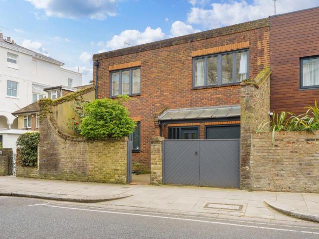 4 bedroom end of terrace house for sale