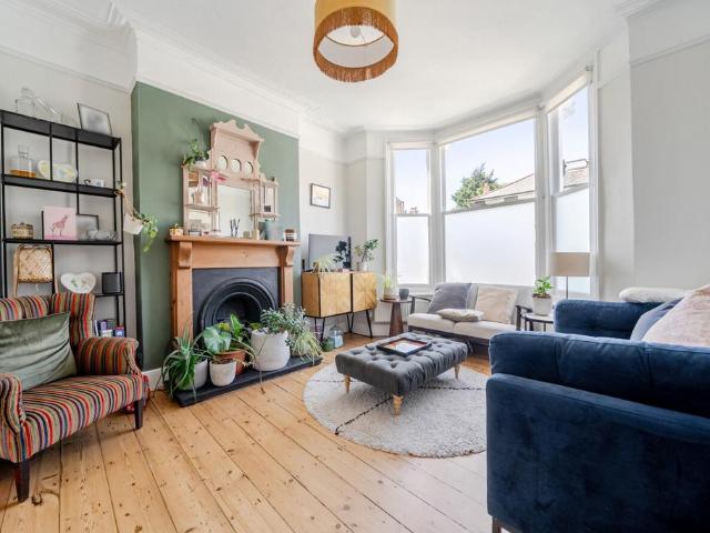 4 bedroom end of terrace house for sale