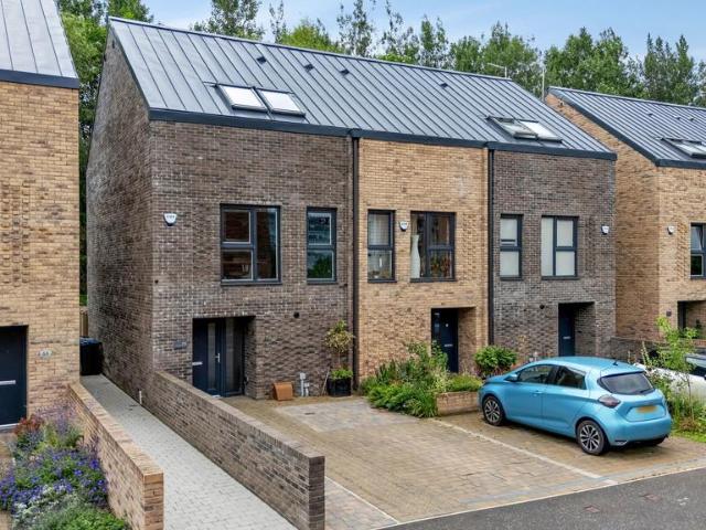 4 bedroom end of terrace house for sale