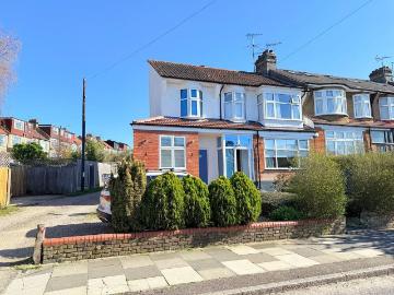 4 bedroom end of terrace house for sale