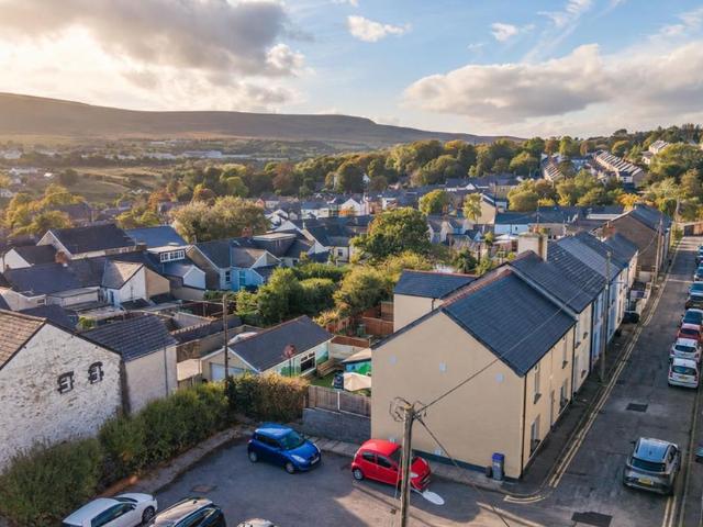 4 bedroom end of terrace house for sale