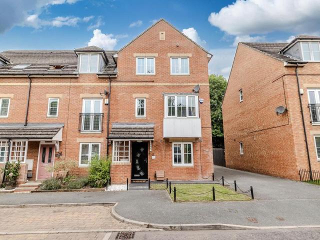 4 bedroom end of terrace house for sale