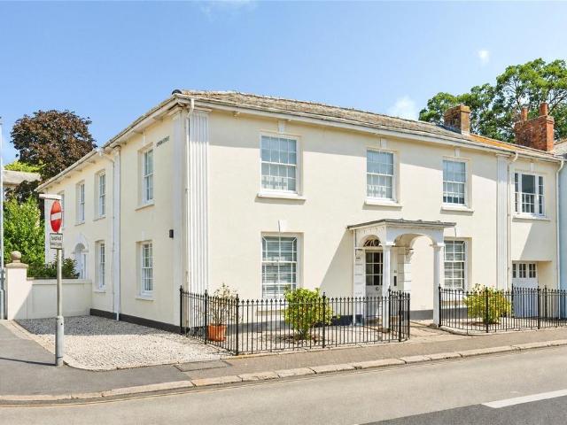 4 bedroom end of terrace house for sale