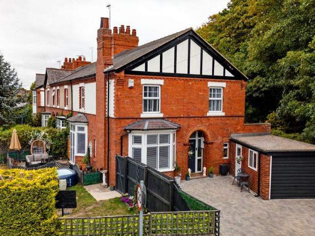 4 bedroom end of terrace house for sale