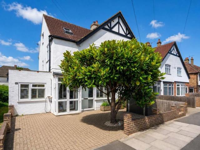 4 bedroom end of terrace house for sale