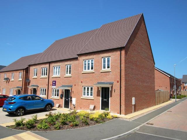 4 bedroom end of terrace house for sale