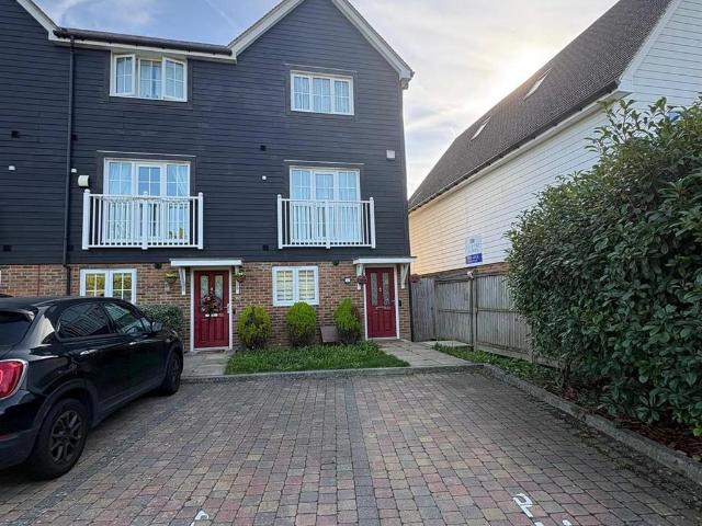 4 bedroom end of terrace house for sale
