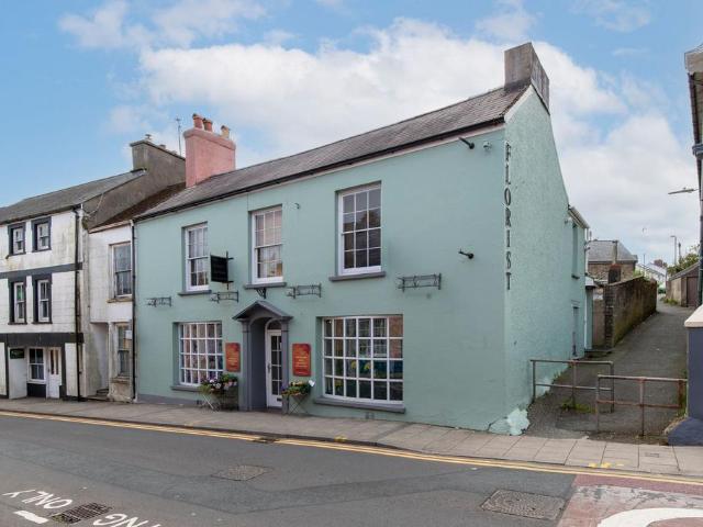 4 bedroom end of terrace house for sale
