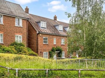 4 bedroom end of terrace house for sale