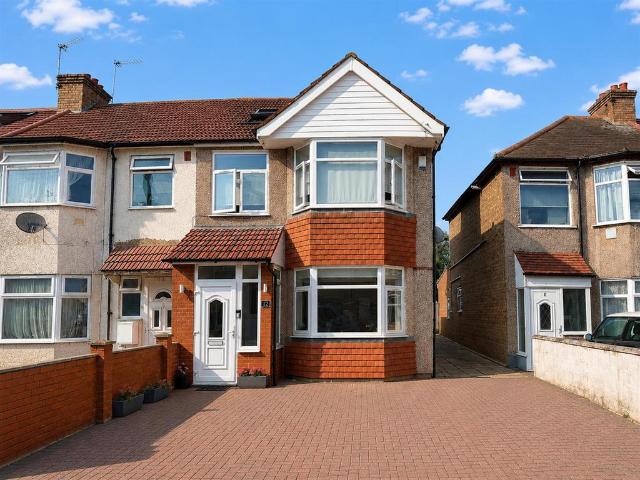 4 bedroom end of terrace house for sale