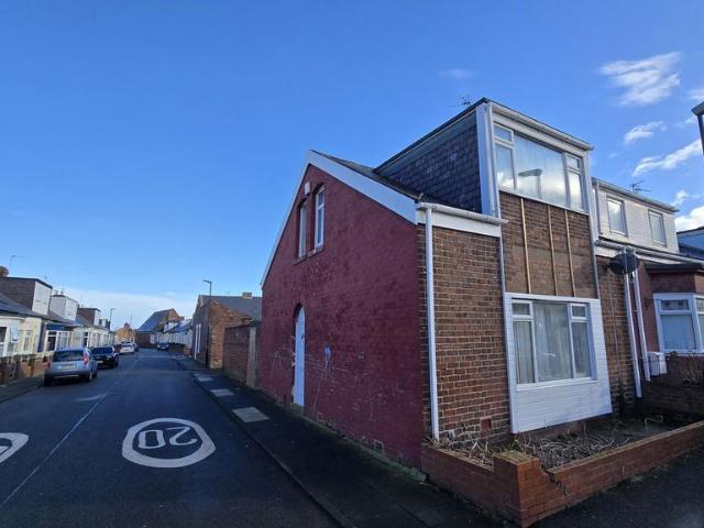 4 bedroom end of terrace house for sale
