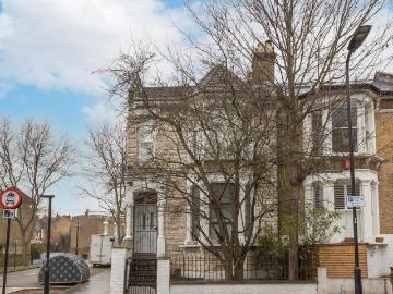 4 bedroom end of terrace house for sale