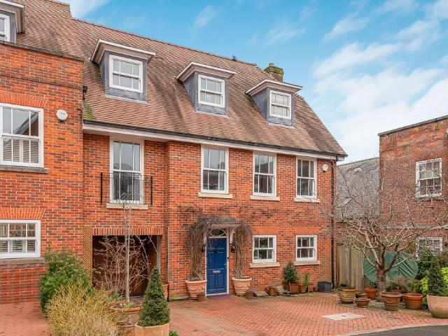 4 bedroom end of terrace house for sale
