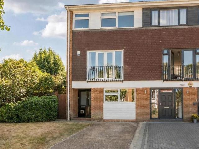 4 bedroom end of terrace house for sale