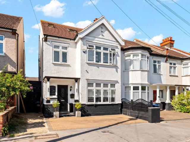 4 bedroom end of terrace house for sale