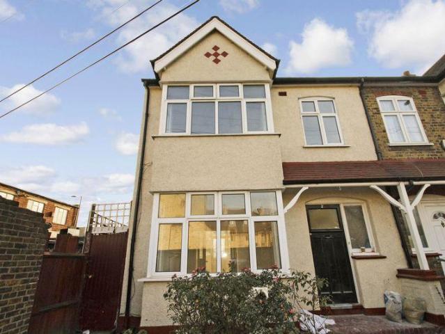 4 bedroom end of terrace house for sale
