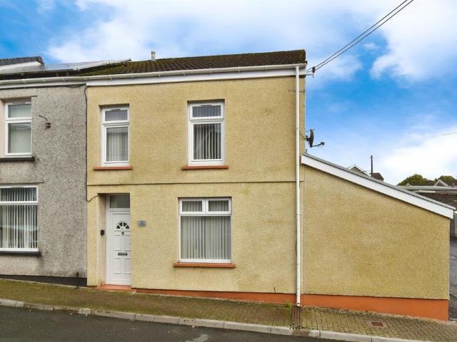4 bedroom end of terrace house for sale