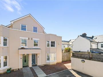 4 bedroom end of terrace house for sale