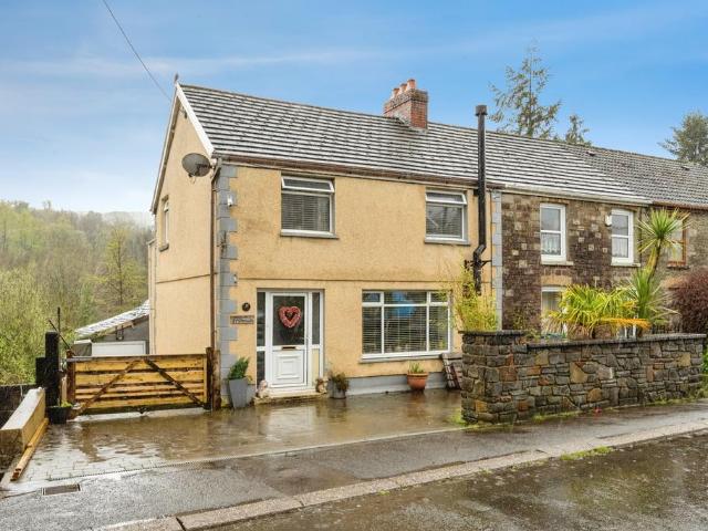 4 bedroom end of terrace house for sale