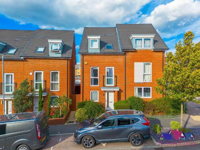 4 bedroom end of terrace house for sale