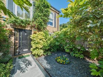 4 bedroom end of terrace house for sale