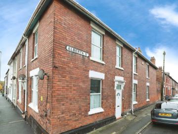 4 bedroom end of terrace house for sale