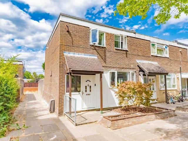 4 bedroom end of terrace house for sale