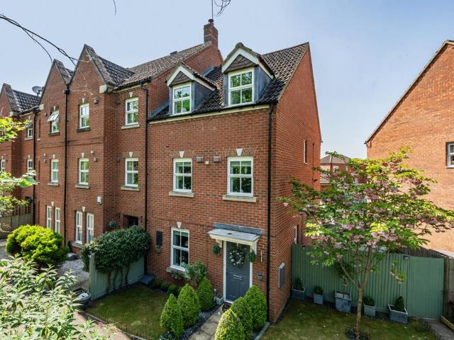 4 bedroom end of terrace house for sale