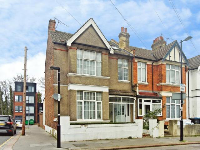 4 bedroom end of terrace house for sale
