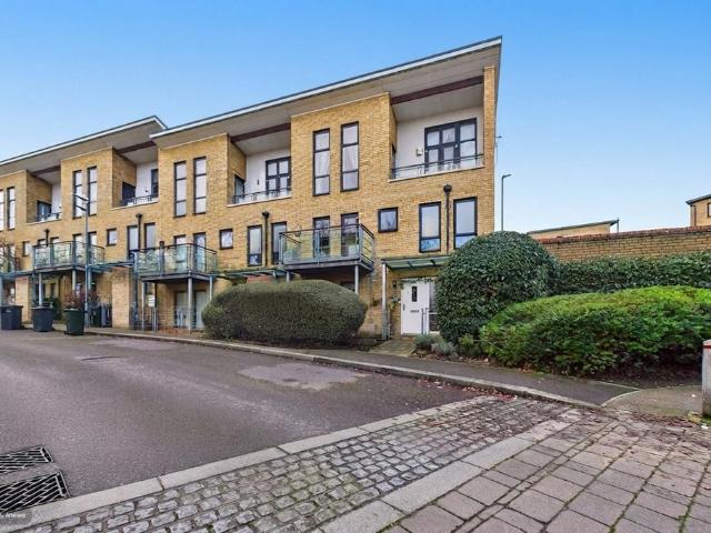 4 bedroom end of terrace house for sale