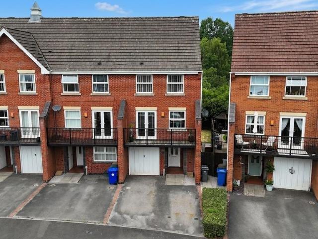4 bedroom end of terrace house for sale