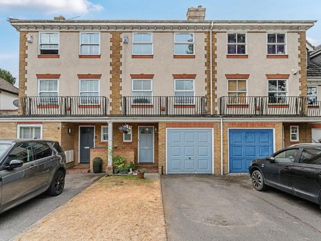 4 bedroom end of terrace house for sale