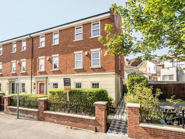 4 bedroom end of terrace house for sale