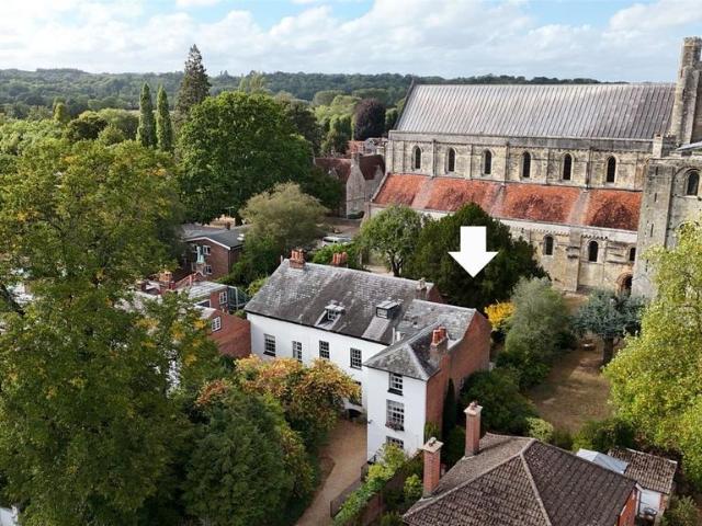 4 bedroom end of terrace house for sale