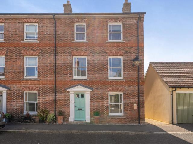 4 bedroom end of terrace house for sale