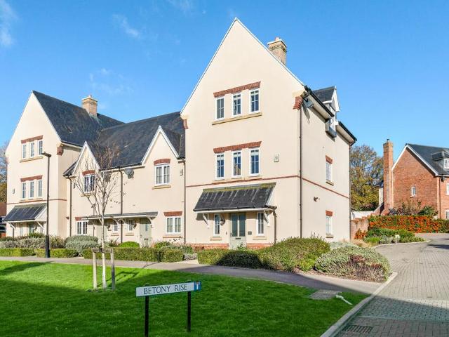 4 bedroom end of terrace house for sale