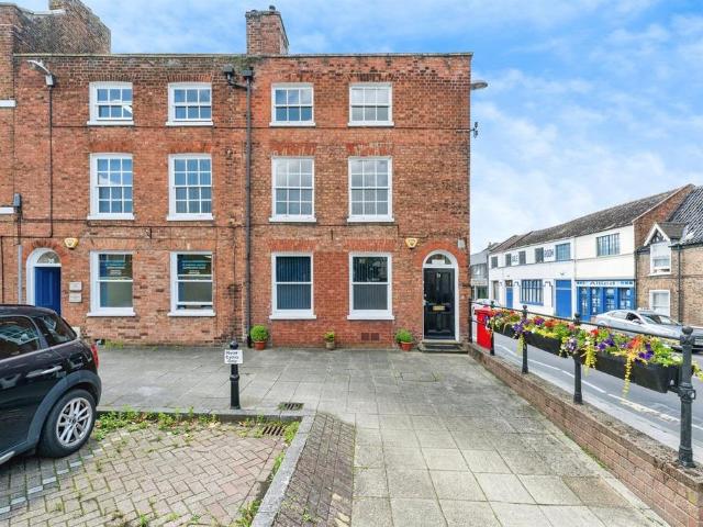 4 bedroom end of terrace house for sale