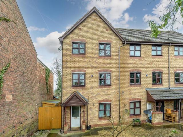 4 bedroom end of terrace house for sale