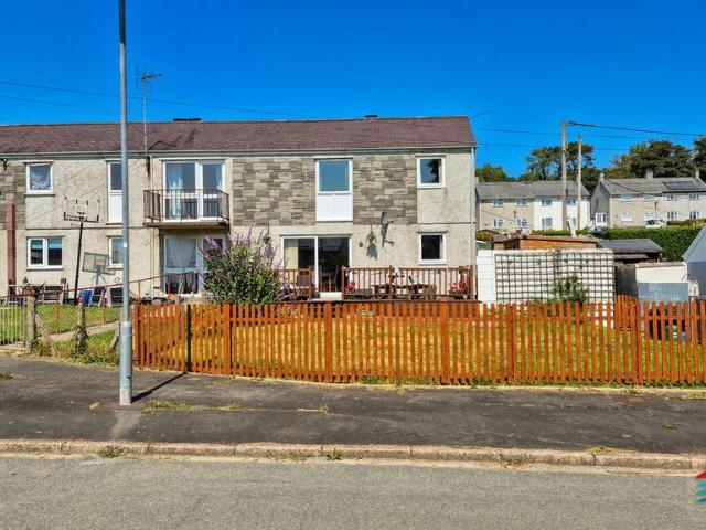 4 bedroom end of terrace house for sale