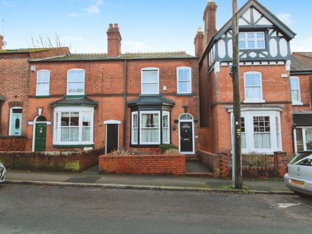 4 bedroom end of terrace house for sale