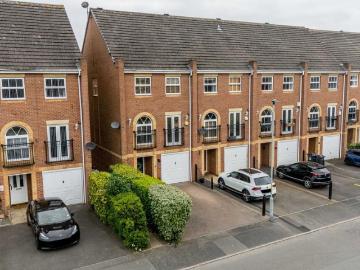 4 bedroom end of terrace house for sale