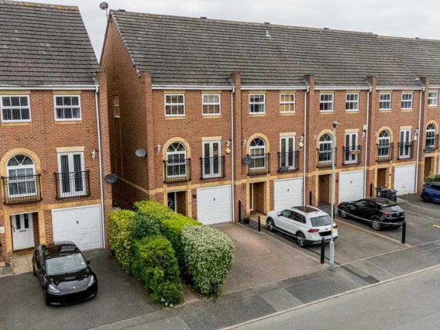 4 bedroom end of terrace house for sale