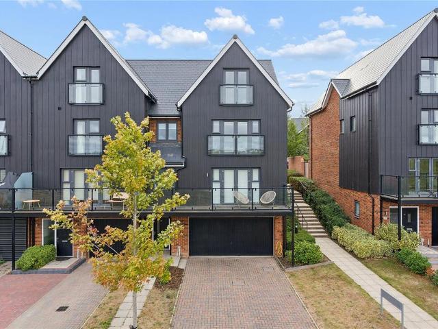4 bedroom end of terrace house for sale