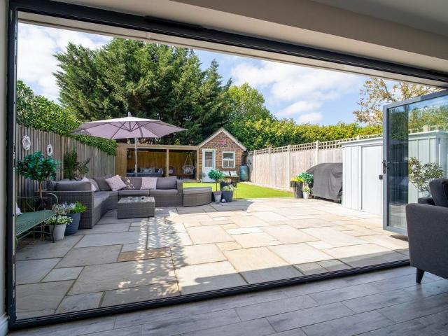 4 bedroom end of terrace house for sale