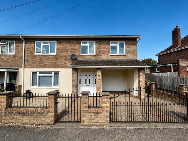 4 bedroom end of terrace house for sale