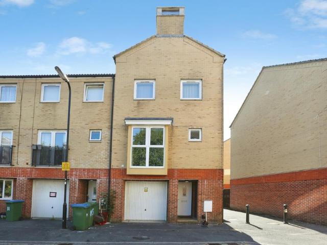 4 bedroom end of terrace house for sale