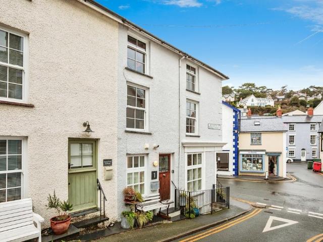 4 bedroom end of terrace house for sale