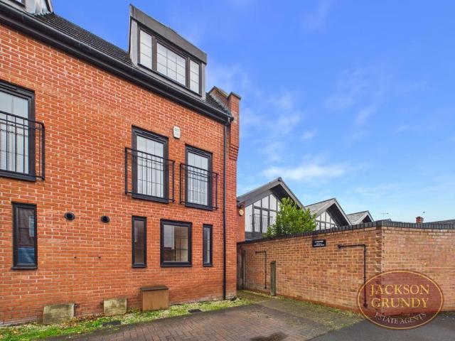 4 bedroom end of terrace house for sale