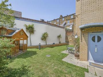 4 bedroom end of terrace house for sale