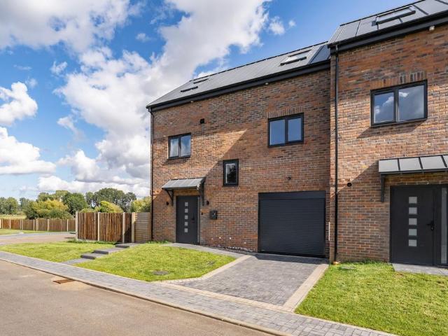4 bedroom end of terrace house for sale